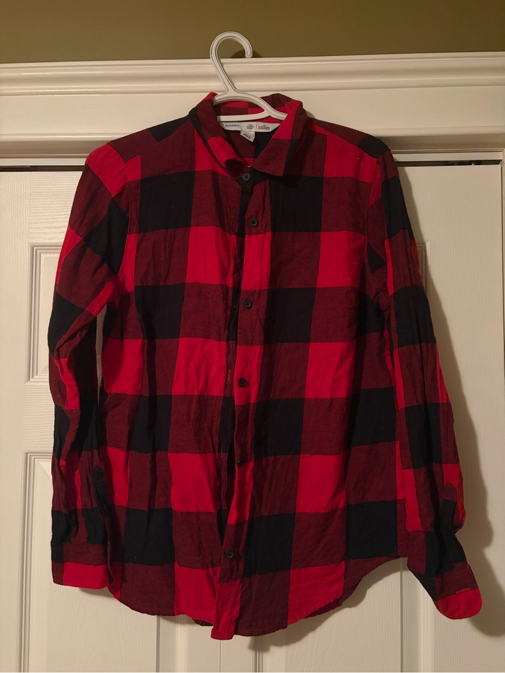 Old Navy Women's Red and Black Plaid Button-Up Shirt